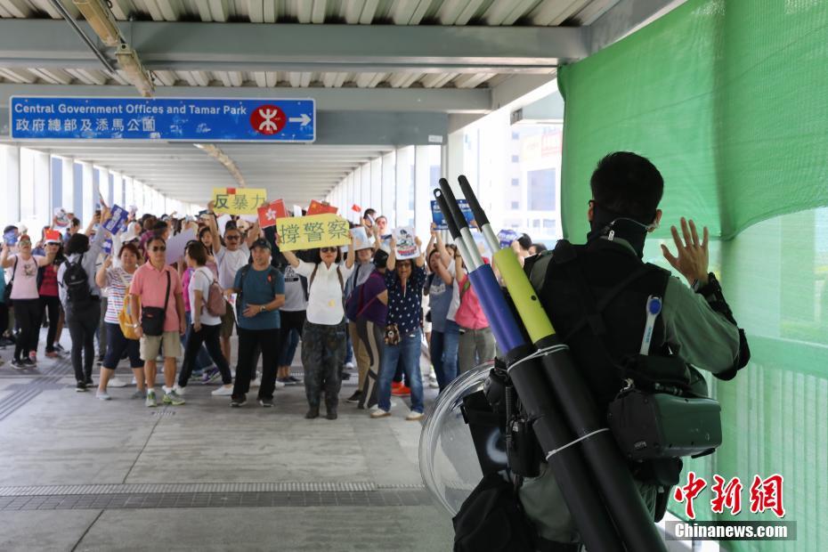 香港市民數(shù)千人が暴力反対と警察支持を訴える集會