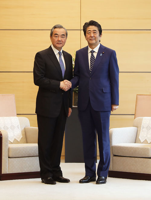 安倍首相が王毅部長と會(huì)談「習(xí)主席の國賓訪問を楽しみにしている」