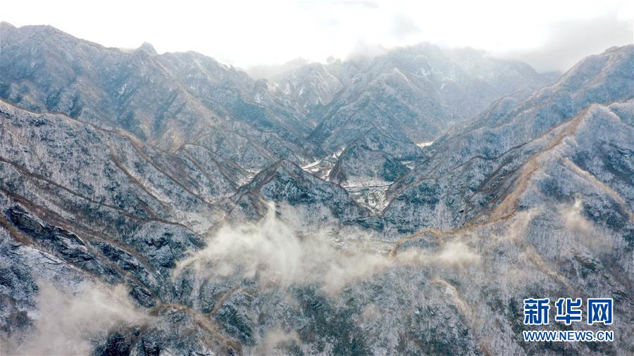 雪の秦嶺、茫漠たる連山　陝西省