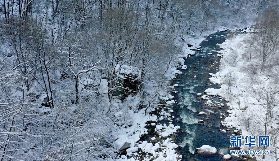 雪の秦嶺、茫漠たる連山　陝西省