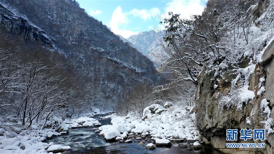 雪の秦嶺、茫漠たる連山　陝西省