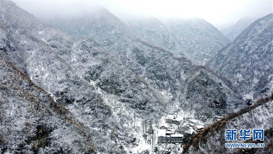 雪の秦嶺、茫漠たる連山　陝西省