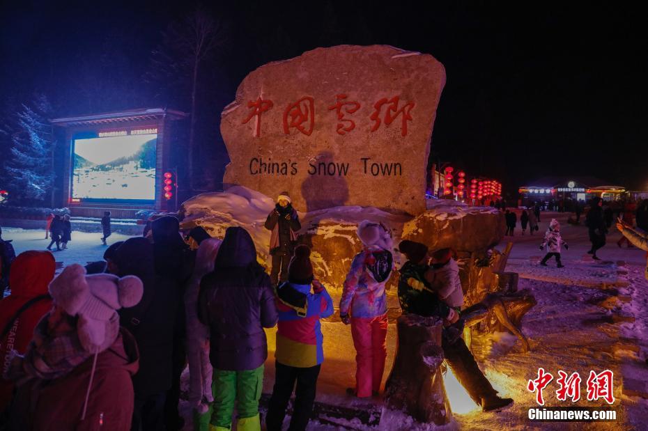 夜の燈りに浮かぶ雪景色　黒竜江省雪郷景勝地