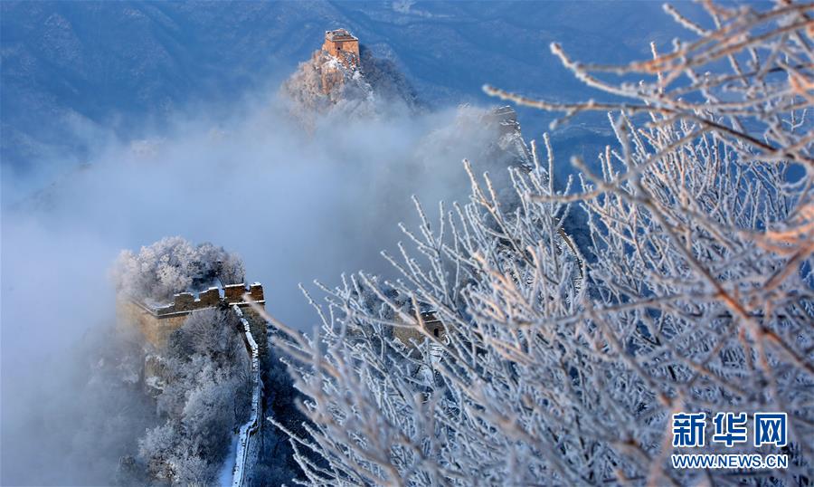 北京市懐柔區(qū)の箭扣長(zhǎng)城の雪景色（11月30日、撮影?卜向東）。