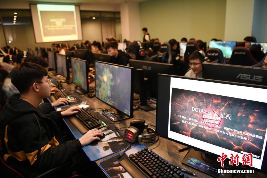 學生たちが授業(yè)でゲーム！長春のeスポーツ學科を訪ねて　吉林省