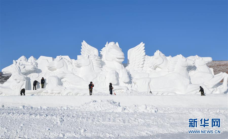 12月4日、參加選手たちが雪の彫刻作品を作る様子（撮影?徐欽）。 