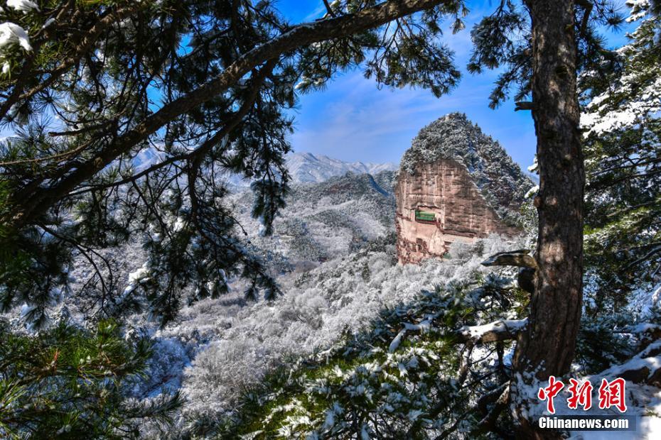 雪化粧がほどこされた麥積山石窟（撮影?陳治平）。