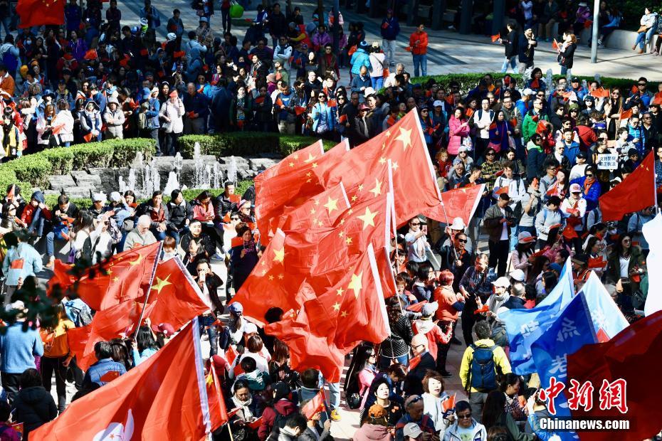 香港地區(qū)で7日午後に行われた愛國と香港地區(qū)の安定維持、警察支持を訴える集會の様子（撮影?李志華）。 