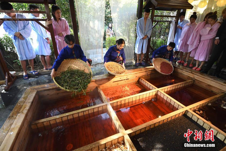 寒さ続く杭州の溫泉で「九宮格」生薬風(fēng)呂體験　浙江省