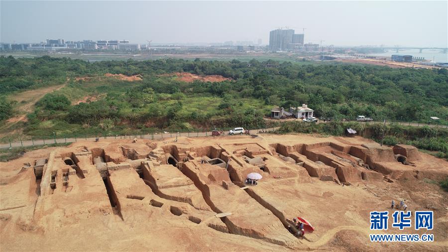 江西◆江新區(qū)（◆は章に夂の下に貢）の七星堆六朝墓群の発掘エリア（8月23日、ドローンによる撮影）。