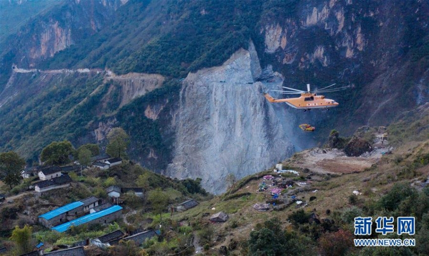 大涼山で村に通じる最後の道路敷設(shè)に大型ヘリが大活躍