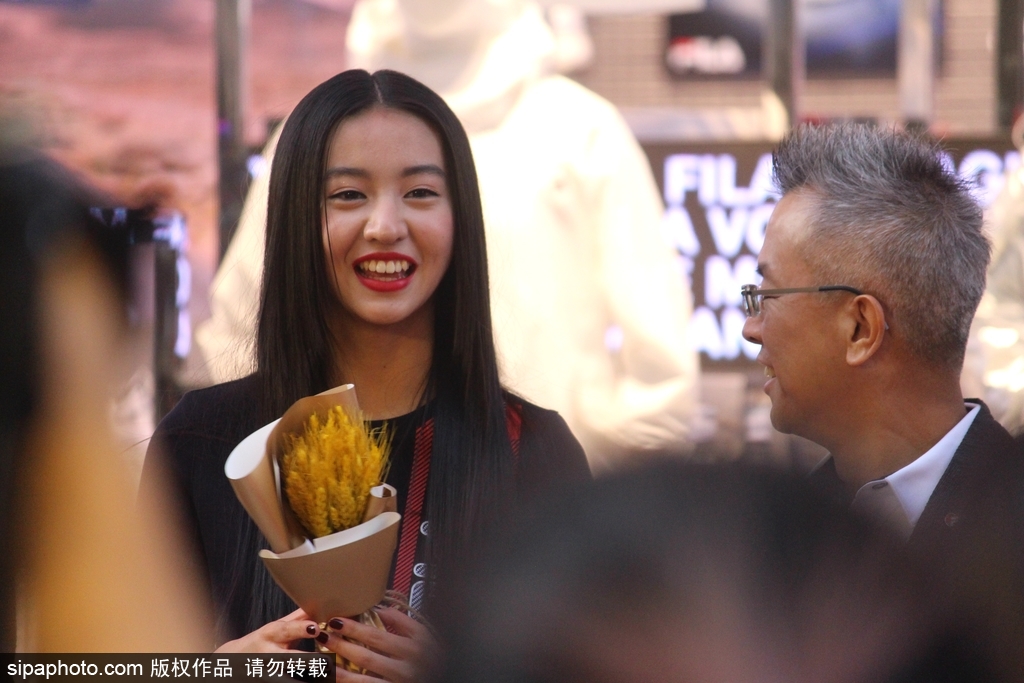 ストレートヘアに真っ赤な口紅という姿でイベントに登場し、笑顔を見せるkoki,（寫真著作権はsipaphoto.comが所有のため転載禁止）。 