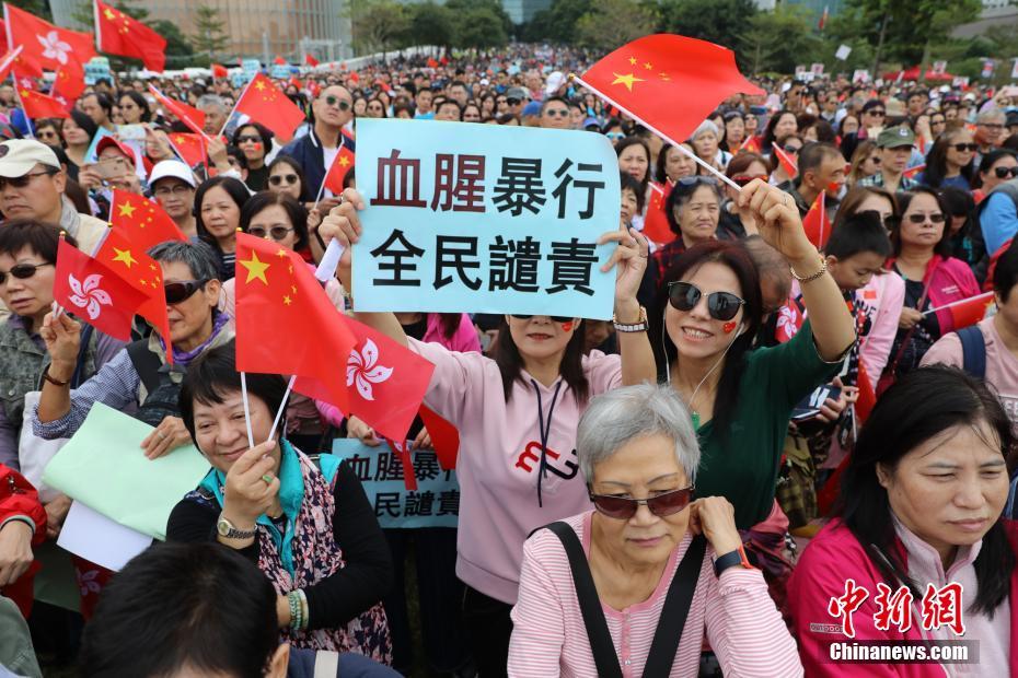 香港市民多數(shù)が添馬公園で「暴力反対」訴える集會