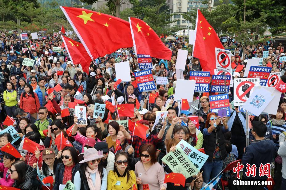 香港市民多數(shù)が添馬公園で「暴力反対」訴える集會(huì)