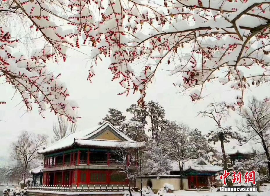 雪に覆われた避暑山荘の煙雨樓（撮影?張桂芹）。