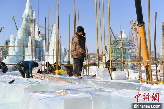 「氷の建築士」5千人が晝夜問わず作業(yè)し作り上げた「氷と雪の世界」　吉林省長春