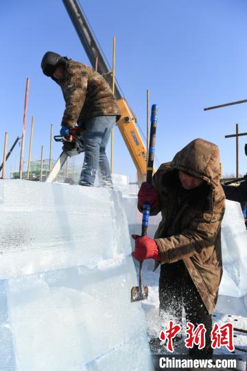 「氷の建築士」5千人が晝夜問(wèn)わず作業(yè)し作り上げた「氷と雪の世界」　吉林省長(zhǎng)春