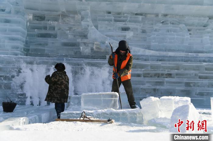 「氷の建築士」5千人が晝夜問わず作業(yè)し作り上げた「氷と雪の世界」　吉林省長(zhǎng)春