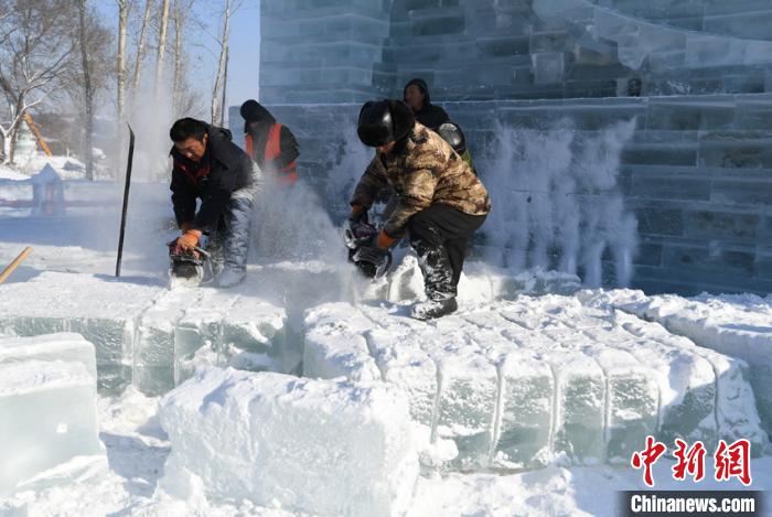 「氷の建築士」5千人が晝夜問わず作業(yè)し作り上げた「氷と雪の世界」　吉林省長(zhǎng)春