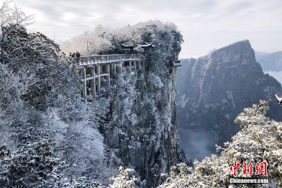 湖南省張家界天門(mén)山で降雪を観測(cè)　雲(yún)海と霧氷現(xiàn)る