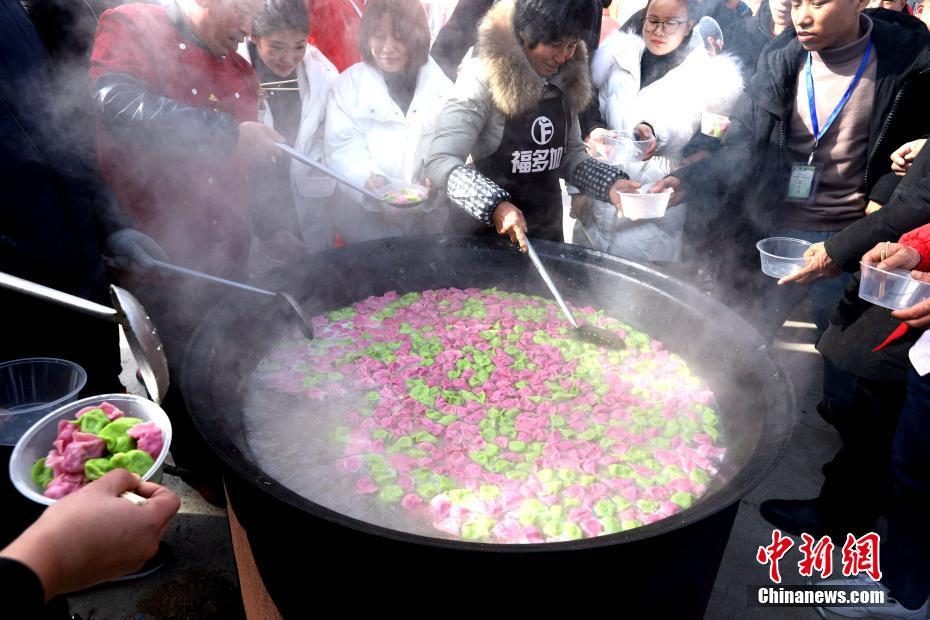 餃子1萬個を使ってカラフルな「餃子絵」　河南省洛陽市