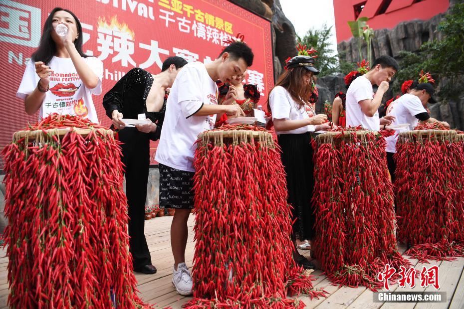 「千古情トウガラシ祭り」トウガラシ早食い競爭決勝の様子（撮影?章暁義）。 