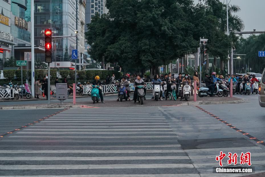 「光る橫斷歩道」が人々の注目の的に　広西南寧