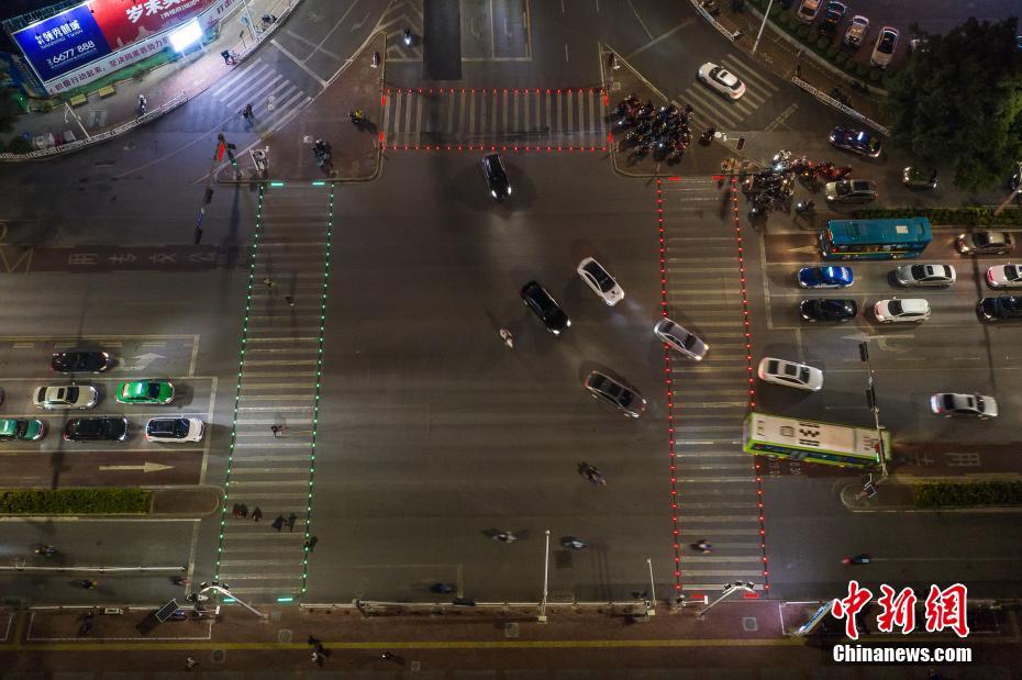 「光る橫斷歩道」が人々の注目の的に　広西南寧