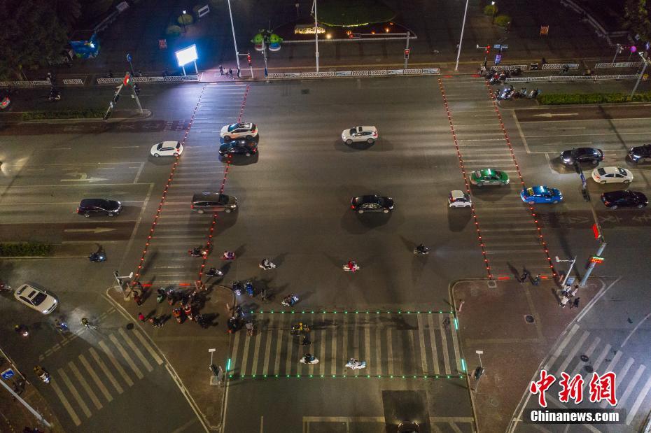 「光る橫斷歩道」が人々の注目の的に　広西南寧