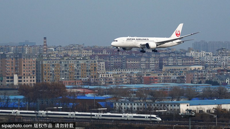 來年3月から大連と上海に新たな路線を就航することになった日本航空（寫真著作権はsipaphoto.comが所有のため転載禁止）。