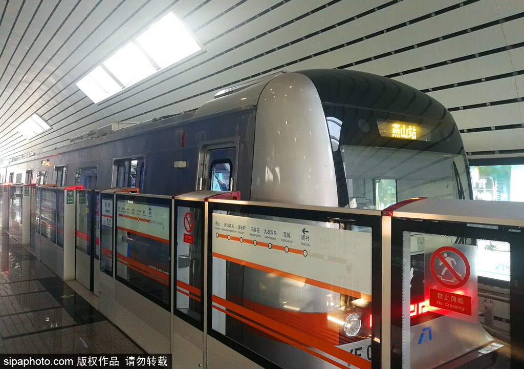 北京市の地下鉄「燕房線」の駅プラットホームと車両（寫真著作権は東方sipaphoto.comが所有のため転載禁止）。