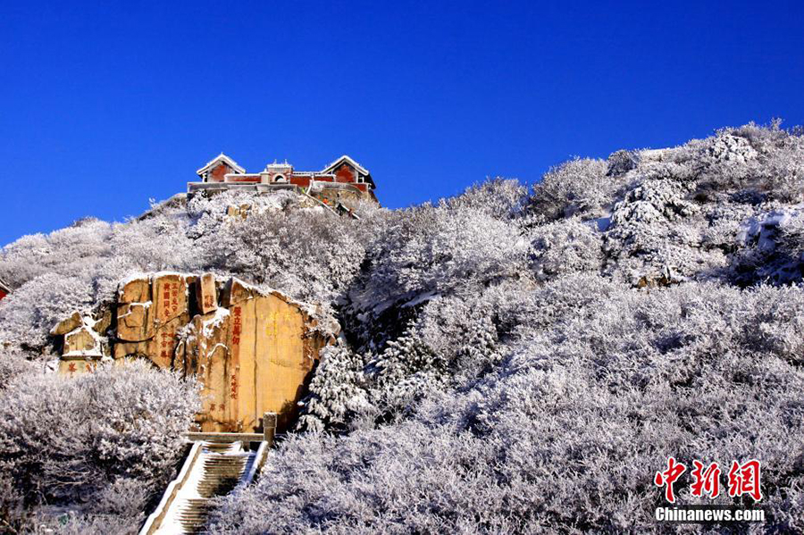 まるで風(fēng)景畫のように美しい降雪後の泰山の風(fēng)景　山東省