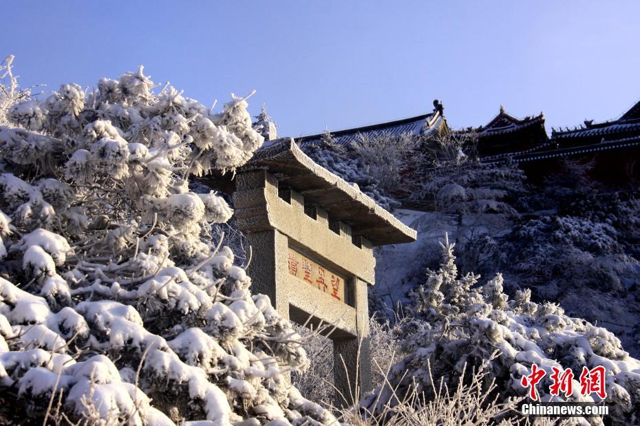 まるで風(fēng)景畫のように美しい降雪後の泰山の風(fēng)景　山東省