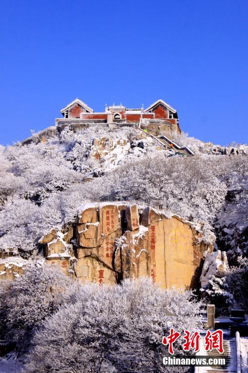 まるで風(fēng)景畫のように美しい降雪後の泰山の風(fēng)景　山東省