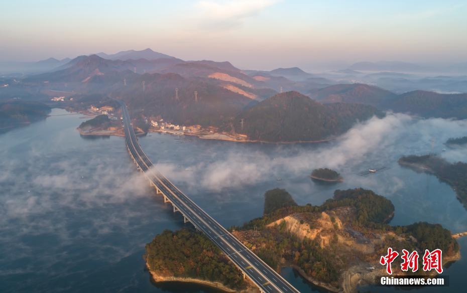 江西「最も美しい水上高速道路」白雲(yún)の波に包まれ壯観