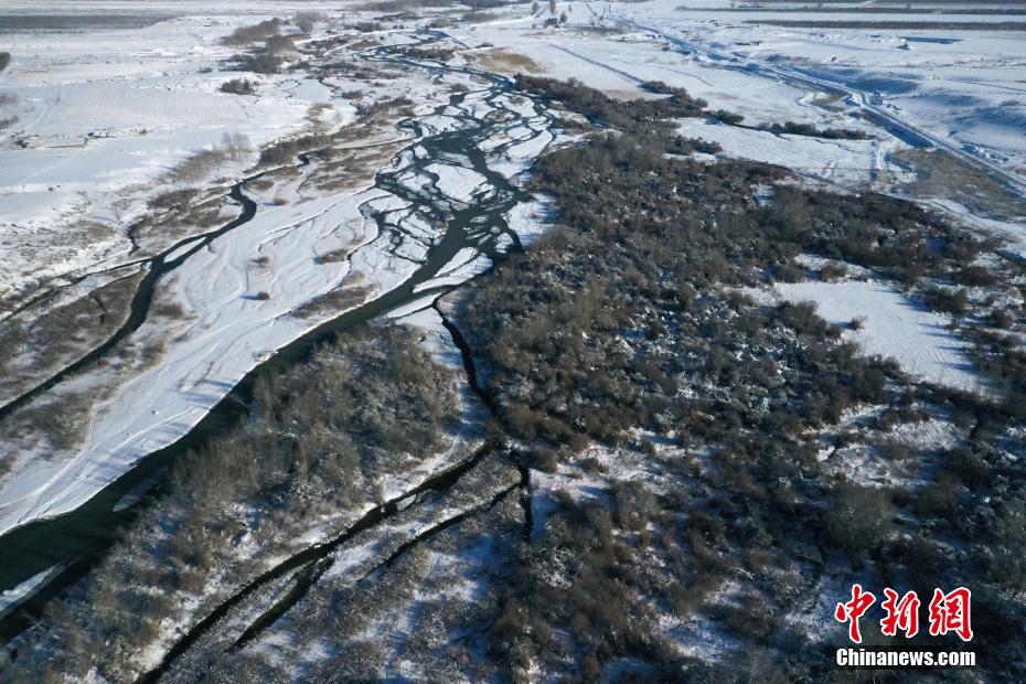 雪が生み出したコントラストが美しい　上空から眺めた新疆溫泉河谷