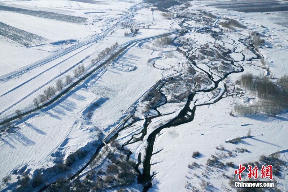 雪が生み出したコントラストが美しい　上空から眺めた新疆溫泉河谷