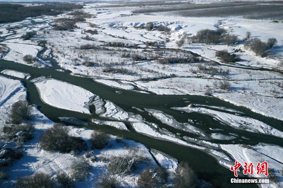 雪が生み出したコントラストが美しい　上空から眺めた新疆溫泉河谷