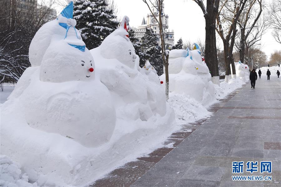 ハルビン市內(nèi)の松花江沿岸で撮影された雪だるま（12月30日、撮影?李建平）。