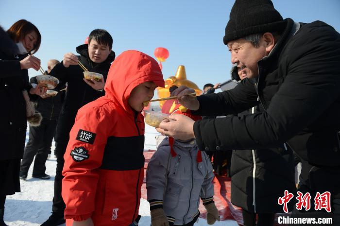 無(wú)料の「氷雪大火鍋」を楽しむフフホト市民　內(nèi)モンゴル自治區(qū)