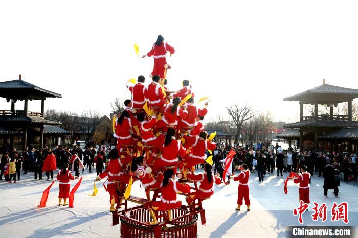 「清明上河園」で新年を祝う伝統(tǒng)的な民俗蕓能イベント開(kāi)催　河南省