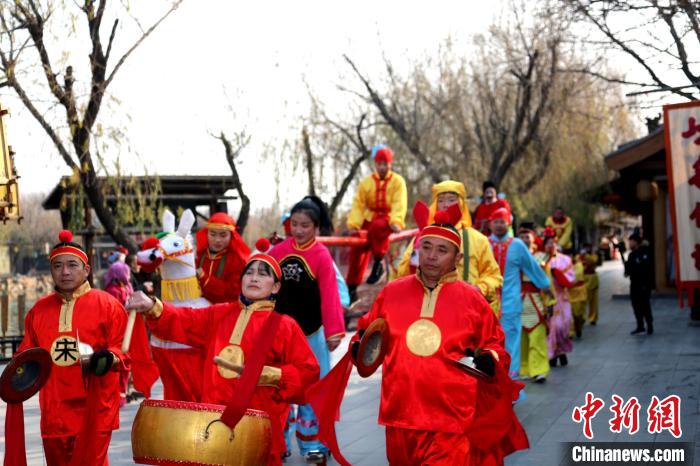 「清明上河園」で新年を祝う伝統(tǒng)的な民俗蕓能イベント開催　河南省