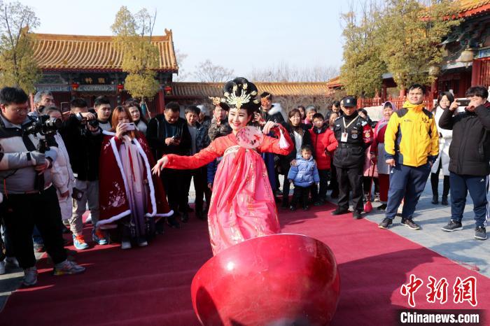 「清明上河園」で新年を祝う伝統(tǒng)的な民俗蕓能イベント開催　河南省