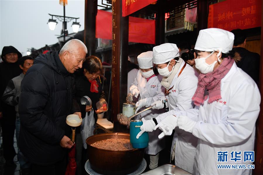 「臘八節(jié)」に熱々の臘八粥で無病息災(zāi)祈願(yuàn)　浙江省杭州市