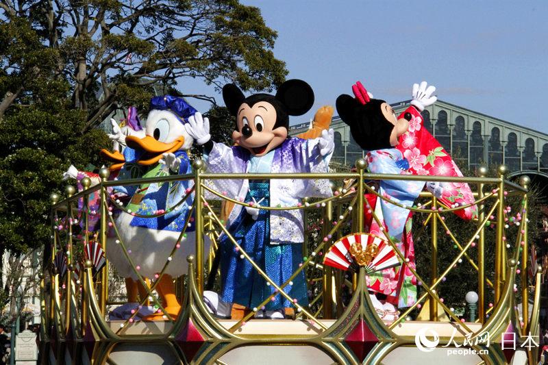 東京ディズニーランドで和服姿で國(guó)內(nèi)外から來(lái)たゲストを迎え、お正月を祝うディズニーの仲間たち（撮影?李沐航）。