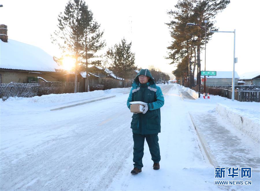 郵便配達(dá)をする漠河市北極村郵政支局の郵便配達(dá)員?王秀瓏さん（2019年12月31日に撮影?斉泓鑫）。