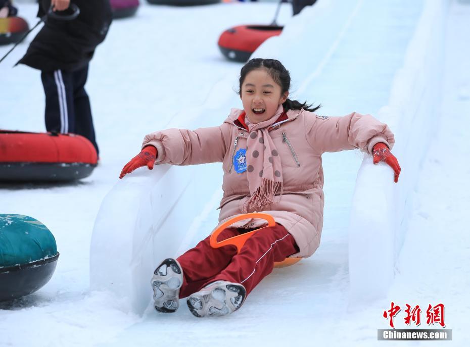 北京の小中高校生が「鳥の巣」で雪遊びやウィンタースポーツを満?jiǎn)?></td></tr><tr><td class=