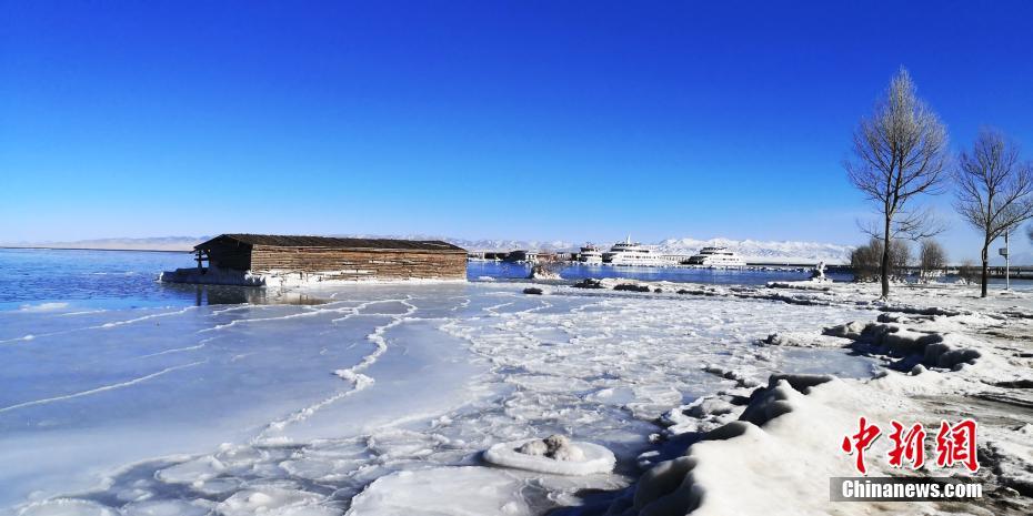 結(jié)氷期迎え、青く凍りついた青海湖　青海省