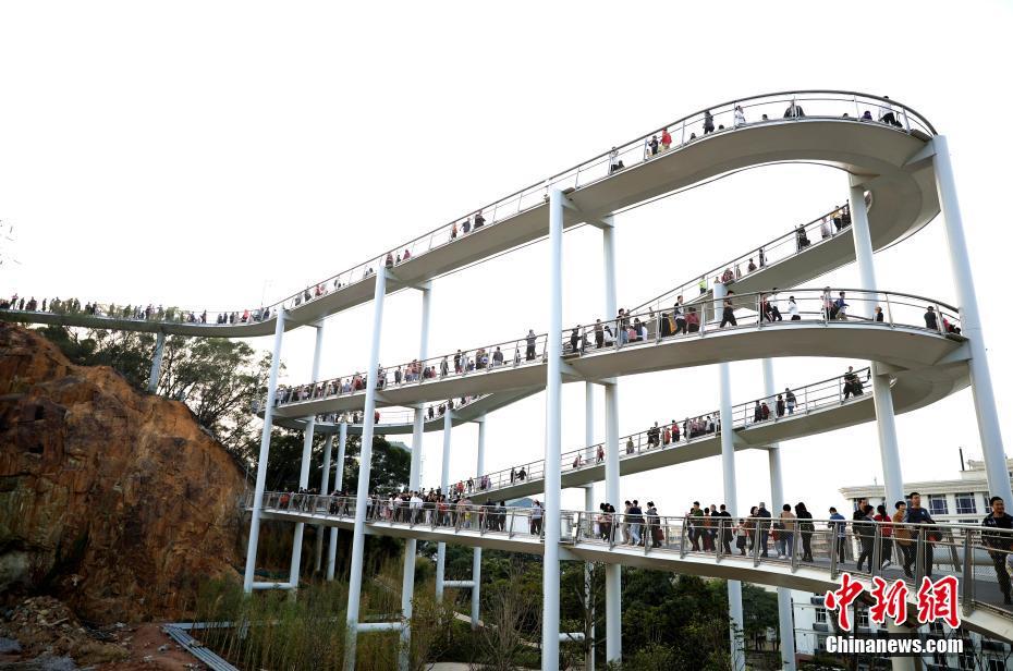 1月4日、開(kāi)通したばかりの「アモイ山海健康歩道」にウォーキングや観光に訪れた多くの市民（撮影?王東明）。