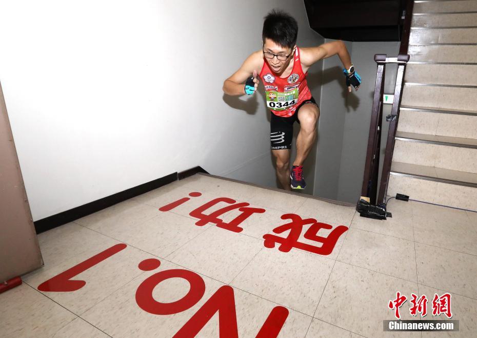 1006段の階段を駆け上がってゴールする出場選手（撮影?史元豊）。